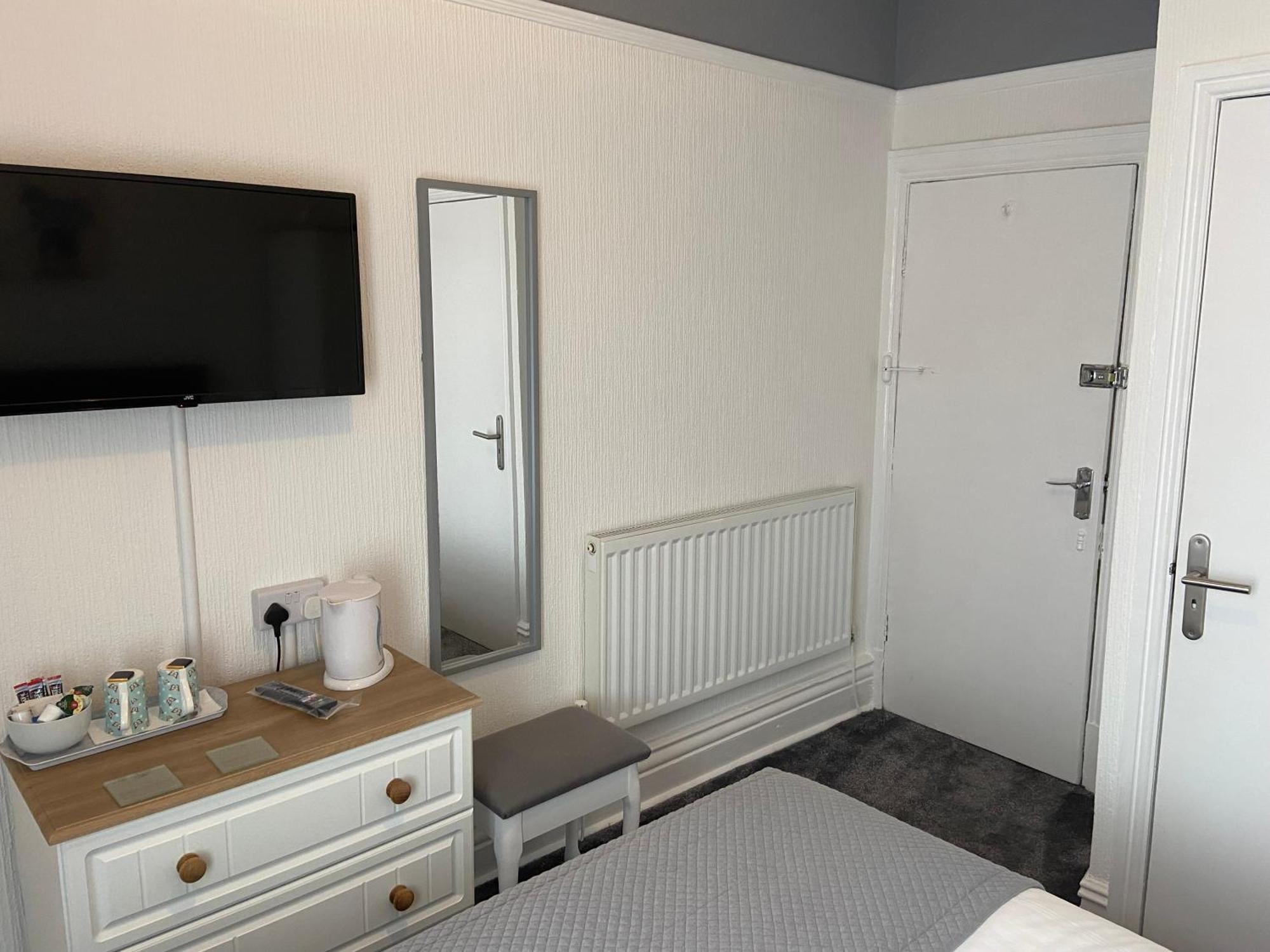 The Beechcliffe Hotel - Over 35'S Only Blackpool Bagian luar foto